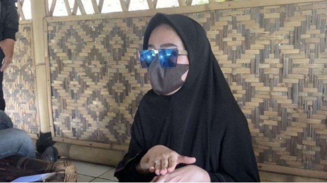 Nur, Selingkuhan Kompol Dwi Yuniar