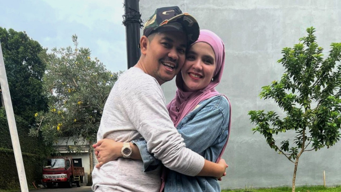 Indra Bekti bersama sang istri, Aldila Jelita
