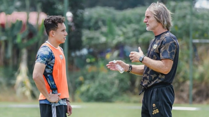 Egy Maulana Vikri dan pelatih Dewa United, Jan Olde Riekerink