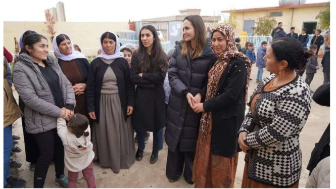 Angelina Jolie bersama para korban bom ISIS
