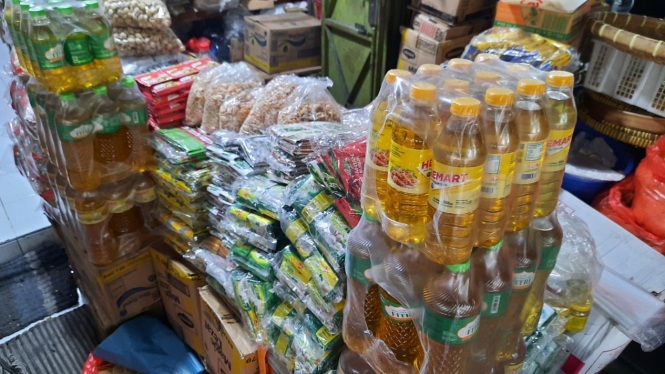 Minyak goreng premium yang dijual pedagang.