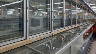 Suasana Transmart Blok M Square sepi pengunjung.