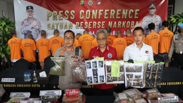 Polisi mengungkap sindikat pembuat ganja sintetis