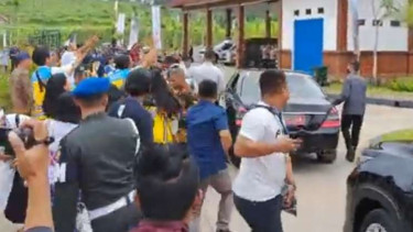 Kunjungan kerja Presiden Jokowi di Bali, ada momen bagi-bagi kaus.