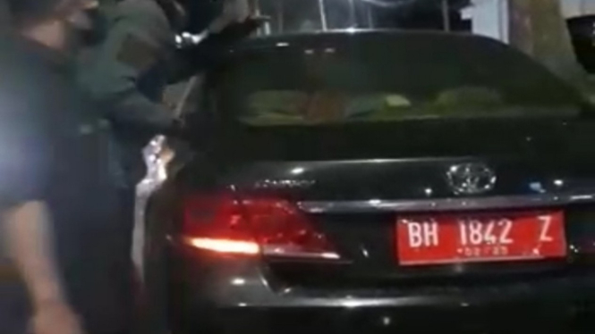 Pelajar Bawa Mobil Pelat Merah Tabrakan di Depan RS Siloam Jambi