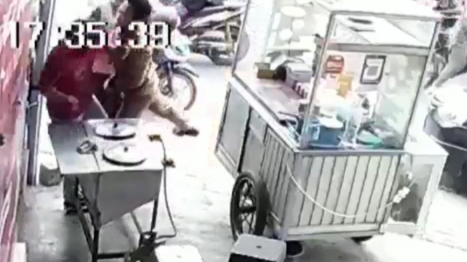 Viral aksi arogan pria berseragam pns di lampung pukul pedagang
