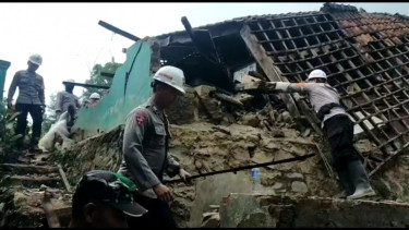 Rumah Rusak Akibat Gempa Bumi di Garut