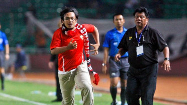 Benny Dollo (kanan) saat menangani Timnas Indonesia