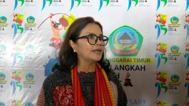 Ketua Pengurus Yayasan Pendidikan Astra, Herawati Prasetyo ketika diwawancara di Manggarai Timur NTT. 