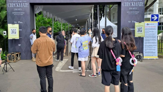 Penonton antre masuk di Konser ITZI Jakarta