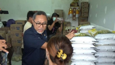 Menteri Perdagangan Zulkifli Hasan mengecek harga kebutuhan pokok di Bali.