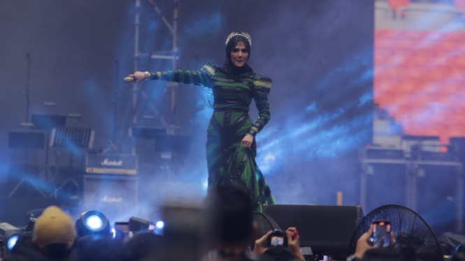 Mulan Jameela di Pesta Rakyat 30 tahun Berkarya Dewa 19