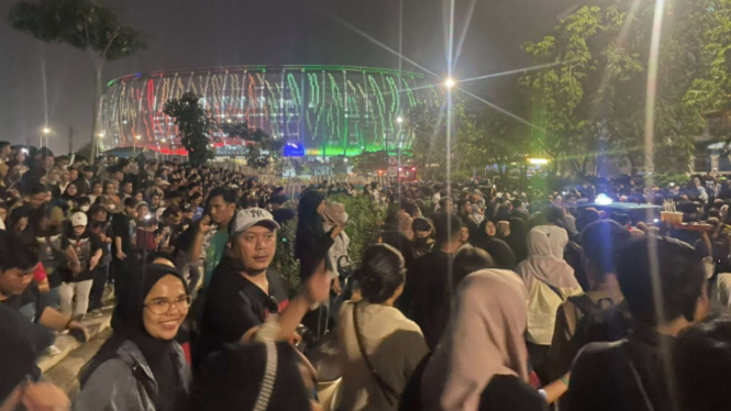 Suasana bubaran konser Dewa 19 di JIS