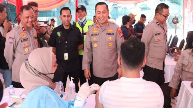 Wakapolres Bandara Soetta AKBP Anton Firmanto meninjau gerai vaksinasi