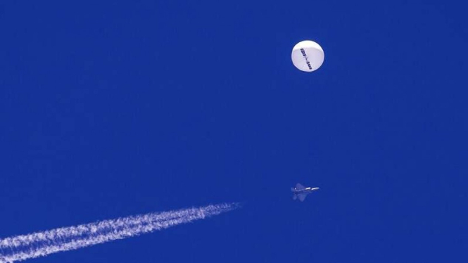 Jet tempur AS menembak jatuh balon mata-mata China di perairan Carolina, AS
