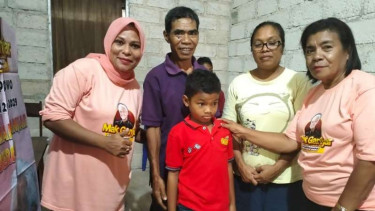 Nono, bocah asal NTT yang jadi juara lomba matematika internasional (baju merah)