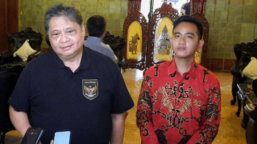 Ketua Umum Partai Golkar Airlangga Hartarto memenuhi undangan jamuan makan siang Wali Kota Solo Gibran Rakabuming Raka di rumah dinas Wali Kota Solo, Loji Gandrung, Solo, Jawa Tengah, Senin, 6 Februari 2023.
