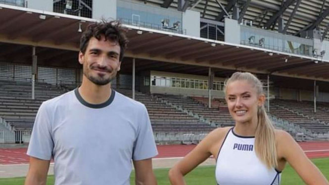 Mats Hummels bersama atlet terseksi di dunia Alica Schmidt