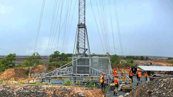 Menara BTS Telkomsel di kawasan pertambangan.