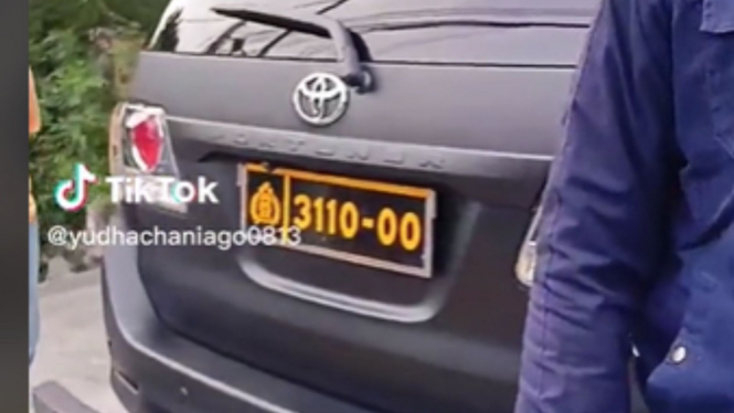 Mobil dinas polisi terobos lampu merah di Jakarta Timur