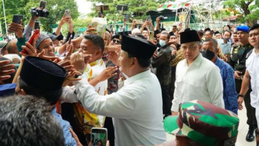 Menteri Pertahanan RI Prabowo Subianto saat menghadiri Peringatan Satu Abad NU di Gelora Delta Sidoarjo, Jawa Timur, Selasa, 7 Februari 2023.