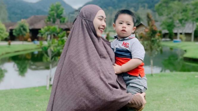 Oki Setiana Dewi dan putra bungsunya Sulaiman Ali Abdullah