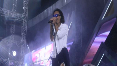 Aksi Slank menghibur penonton di acara peringatan 1 abad NU di Stadion Delta Sidoarjo, Jatim.