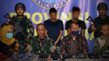VIVA Militer: Komandan Satgas Yonif 645/GTY, Letkol Inf Hudallah di BNN Kalbar.