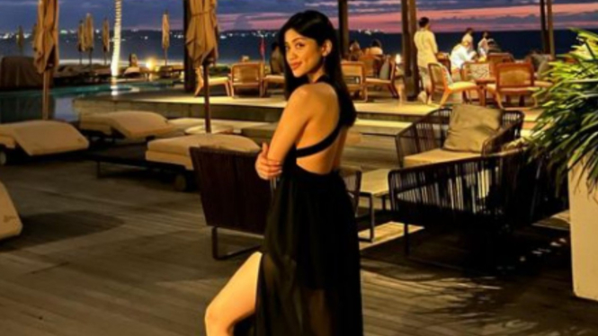 Potret cantik Salsabila Syaira, wanita yang rangkul Rocky Gerung di konser Dewa