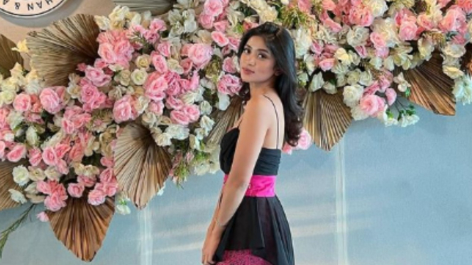Potret cantik Salsabila Syaira, wanita yang rangkul Rocky Gerung di konser Dewa