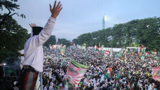 Warga mengikuti pengajian dalam rangkaian Resepsi Puncak Satu Abad Nahdlatul Ulama (NU) di parkir timur Gelora Delta Sidoarjo, Jawa Timur, Selasa, 7 Februari 2023.