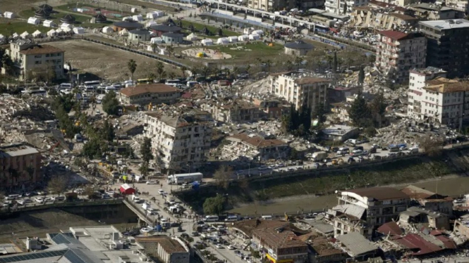 Gedung-gedung hancur akibat gempa Bumi magnitudo 7,8 di Antakya, selatan Turki.