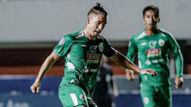 Aksi gelandang PSS Sleman, Kim Jeffrey Kurniawan