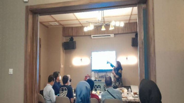 General Manager IPRO Zul Martini Indrawati saat menjadi pembicara di acara Media Coaching Workshop tentang Pengelolaan Sampah.