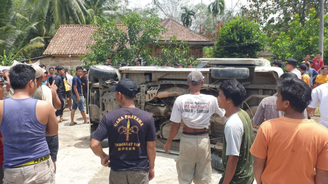 Kondisi kendaraan yang ditumpangi 5 pedagang Jaket keliling asal Garut di Sumatera Selatan