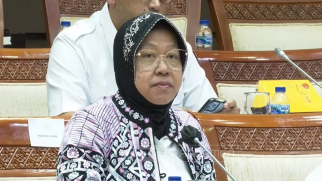 Menteri Sosial (Mensos) Tri Rismaharini saat RDP di Komisi VIII DPR RI
