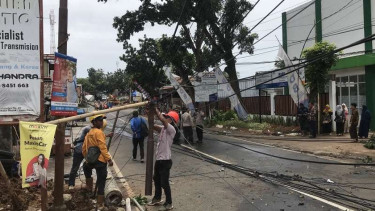 Tiang listrik-pohon tumbang diterjang angin kencang yang melanda kawasan Depok