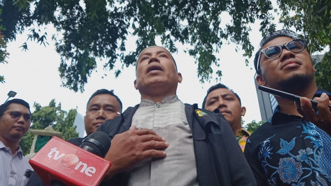Bripka Madih bersama tim pengacaranya mendatangi Polda Metro Jaya