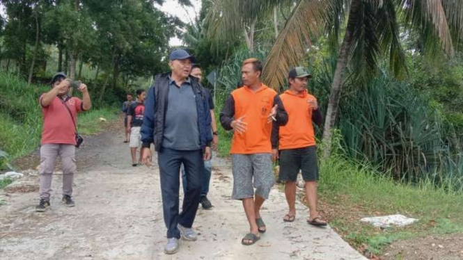 Mantan ketua KPK Agus Raharjo (tengah) berjalan saat blusukan di kampung nelayan di sekitar Pantai Watu Bale, Desa Jetak, Kecamatan Tulakan, Kabupaten Pacitan, Jawa Timur, Kamis, 9 Februari 2023.