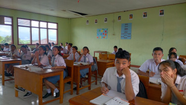  Siswa siswi SMAN 1 Langke Rembong di dalam kelas