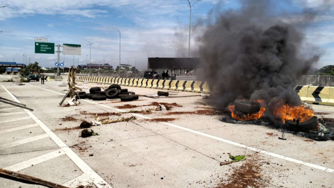 Warga blokir akses keluar Tol Jatikarya, Bekasi, imbas sengketa lahan
