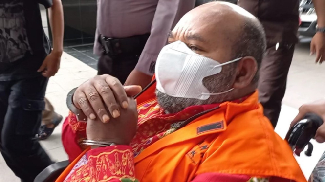 Gubernur nonaktif Papua, Lukas Enembe di Gedung KPK.