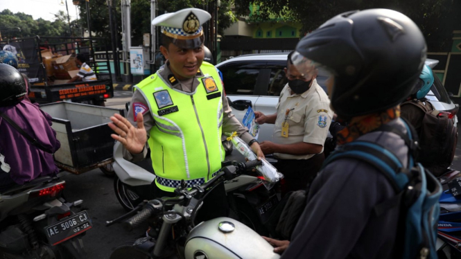 VIVA Otomotif: Polisi bagi-bagi hadiah saat razia.