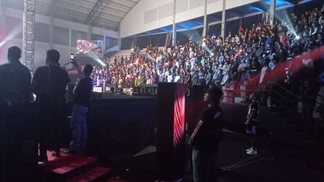 Ratusan Masyarakat Solo Memadati GOR Sritex Arena untuk Nonton One Pride MMA