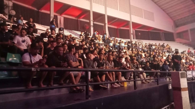 Ratusan Warga Solo Memadati GOR Sritex Arena untuk Nonton One Pride MMA