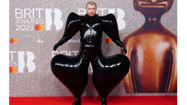 Sam Smith di perhelatan 2023 BRIT Awards