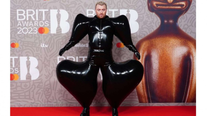 Sam Smith di perhelatan 2023 BRIT Awards