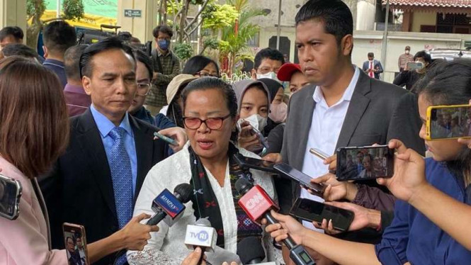 Ibu Brigadir J, Rosti Simanjuntak hadir di sidang vonis Ferdy Sambo