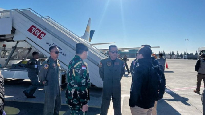 Gelombang pertama Misi Kemanusiaan Indonesia untuk penanganan pascagempa Turki tiba di Bandara Adana, Turki, pada Minggu (12/2/2023).