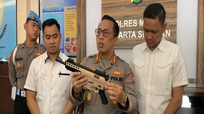 Kapolres Metro Jakarta Selatan Kombes Ade Ary Syam Indradi (tengah)